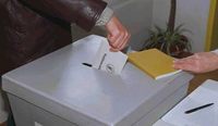 Einwurf eines Stimmzettels in eine Wahlurne. Foto: Sven Grenzemann, LMZ-BW