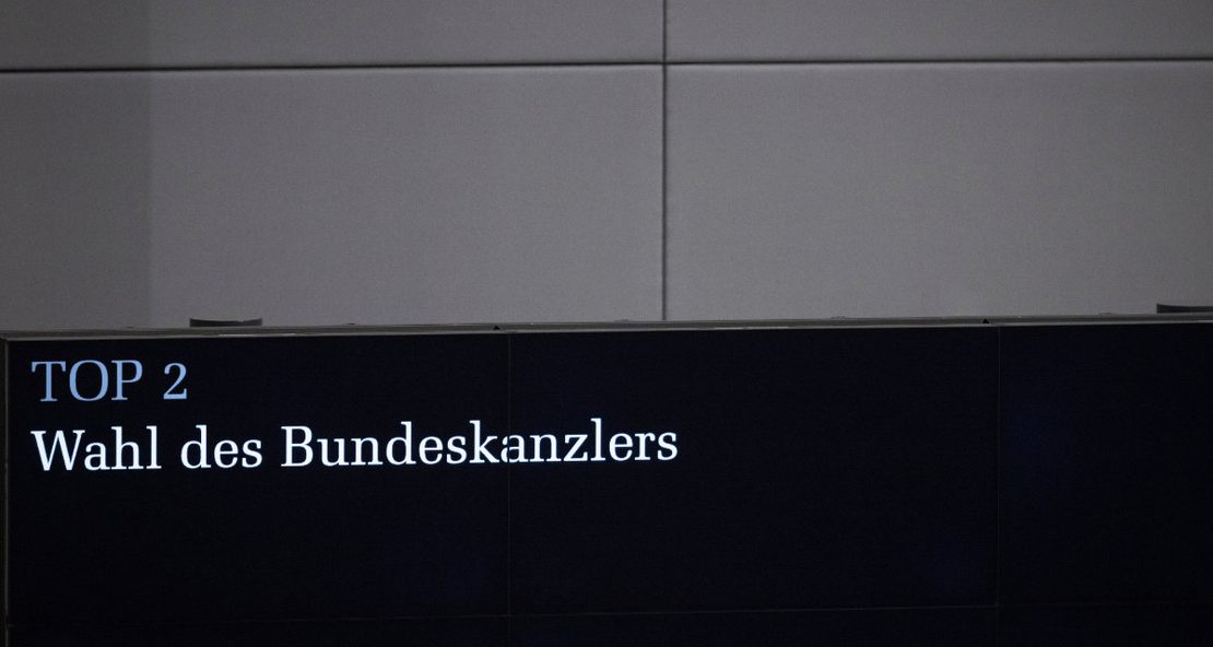 Der Schriftzug "TOP2 - Wahl des Bundeskanzlers" auf dem Display im Plenum des Bundestags.