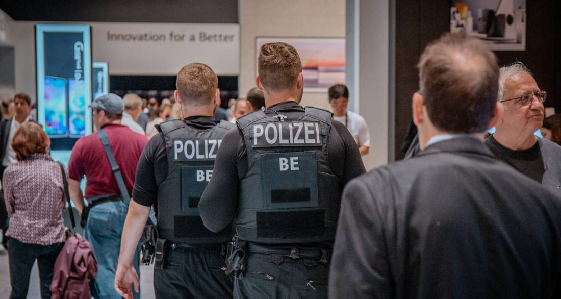 Polizisten in einer Menschenmenge. Foto: Pixabay|Leon Seibert