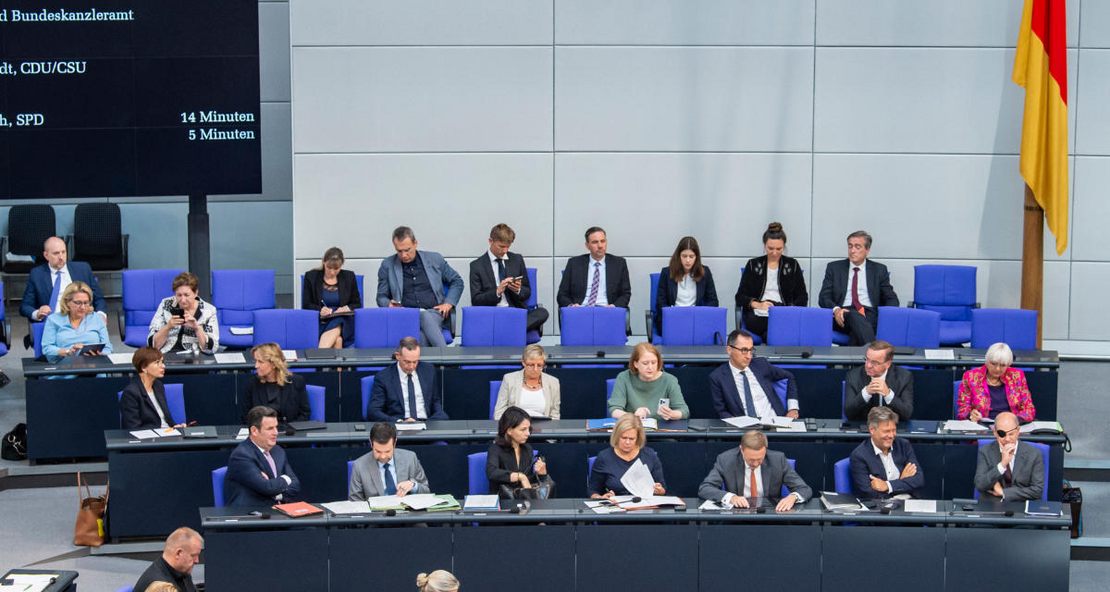 Mitglieder der Bundesregierung sitzen bei einer Debatte im Bundestag auf der Regierungsbank.